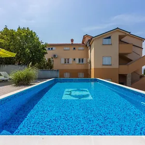 apartmani-jari.primorje-gorskikotar.com/